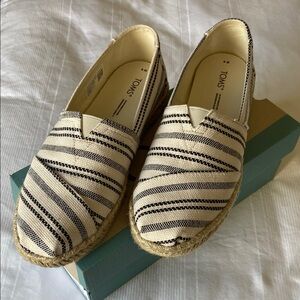 Toms Womens Alpargata Rope Slip On Flats Casual. Size 8. Black and Cream.